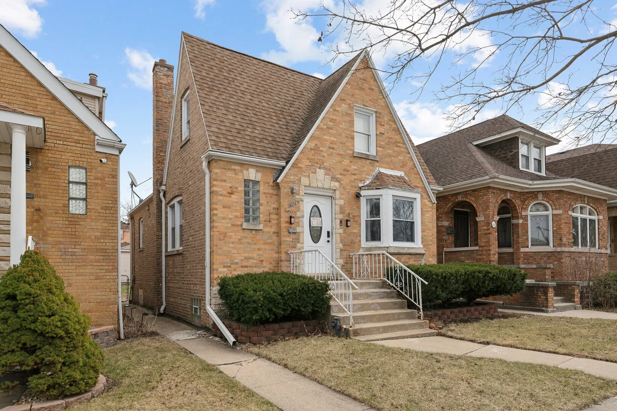Chicago Real Estate | View 3449 N Oak Park Avenue | 3 Beds, 3 Baths