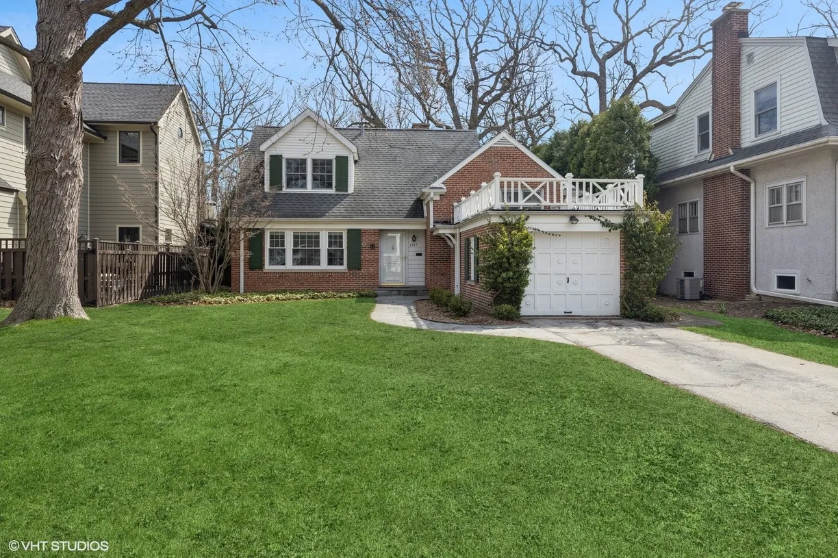 Chicago Real Estate | View 2725 Broadway Avenue | 4 Beds, 3 Baths
