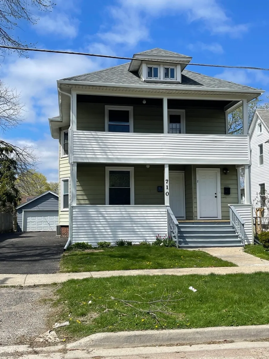 Chicago Real Estate | View 710 N Poplar Street, 1 | 3 Beds, 1 Bath