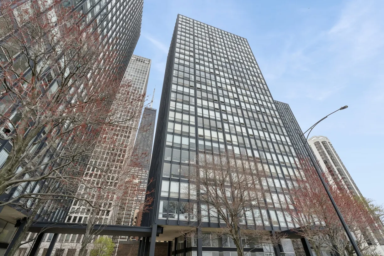 Chicago Real Estate | View 880 N Lake Shore Drive, 4G | 1 Bed, 1 Bath