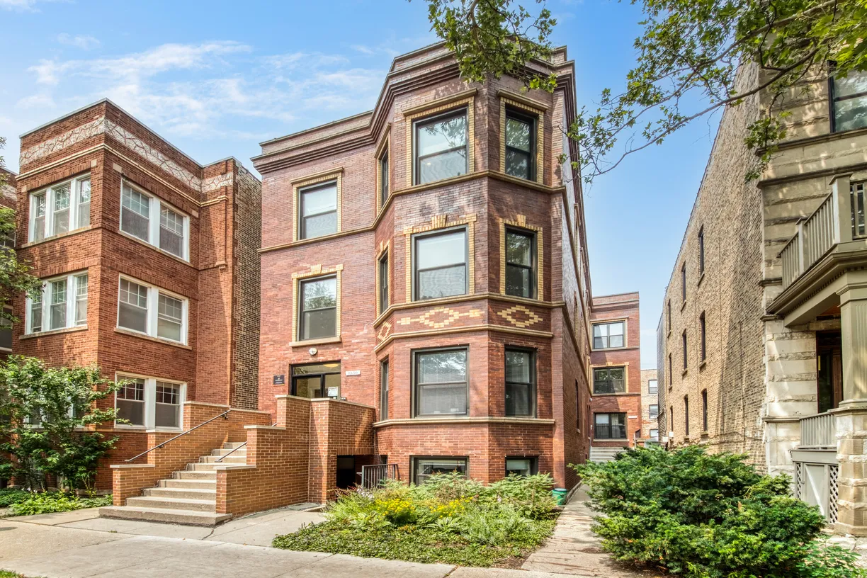 Chicago Real Estate | View 1334 W Bryn Mawr Avenue, 1R | 2 Beds, 2 Baths