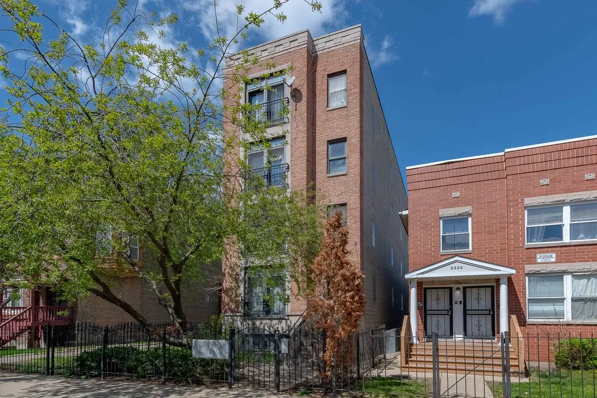 Chicago Real Estate | View 2226 W Monroe Street, 2 | 3 Beds, 2 Baths