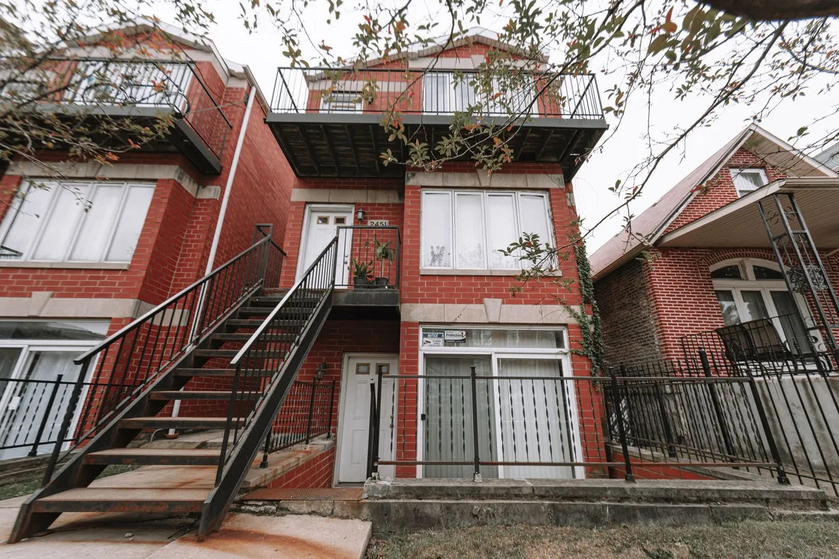 Chicago Real Estate | View 2451 W Polk Street, 1 | 3 Beds, 2 Baths