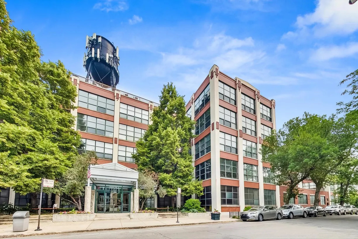 Chicago Real Estate | View 1800 W Roscoe Street, 510 | 2 Beds, 1 Bath