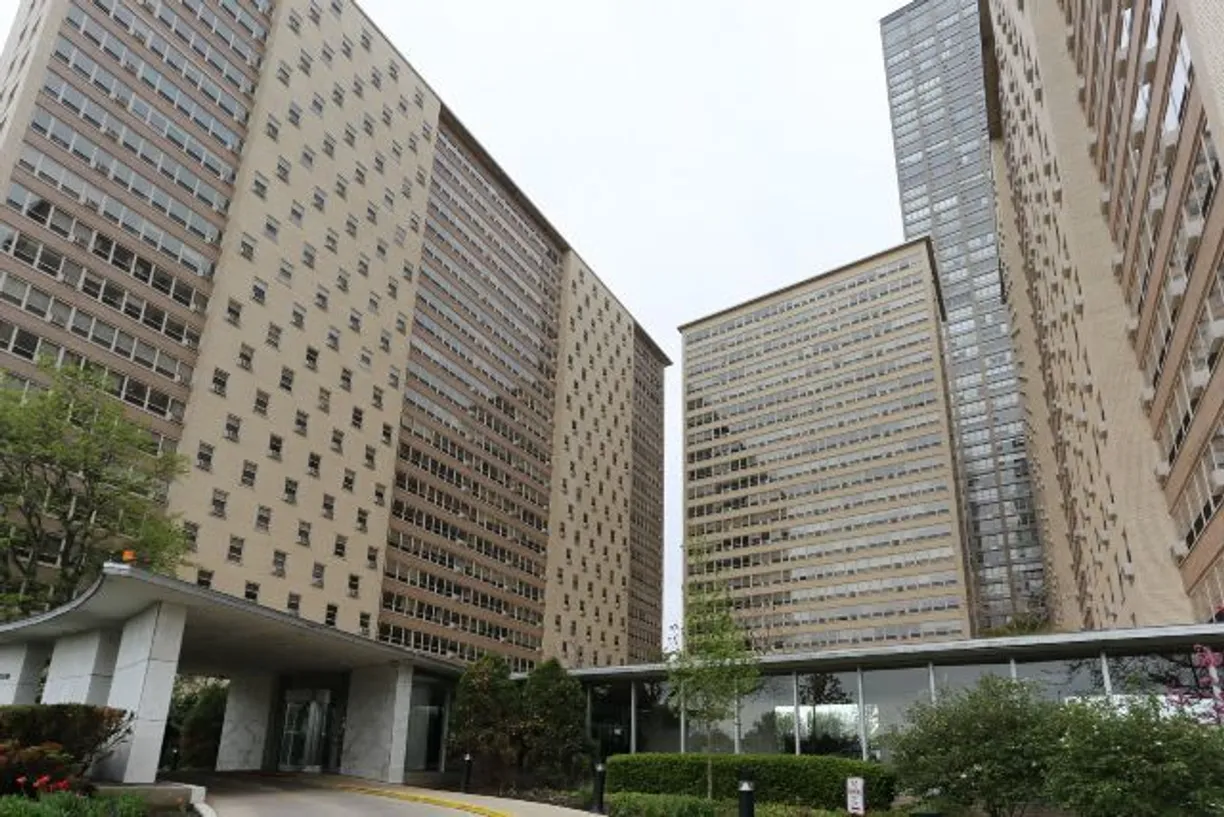 Chicago Real Estate | View 3950 N Lake Shore Drive, 1012C | 1 Bed, 1 Bath
