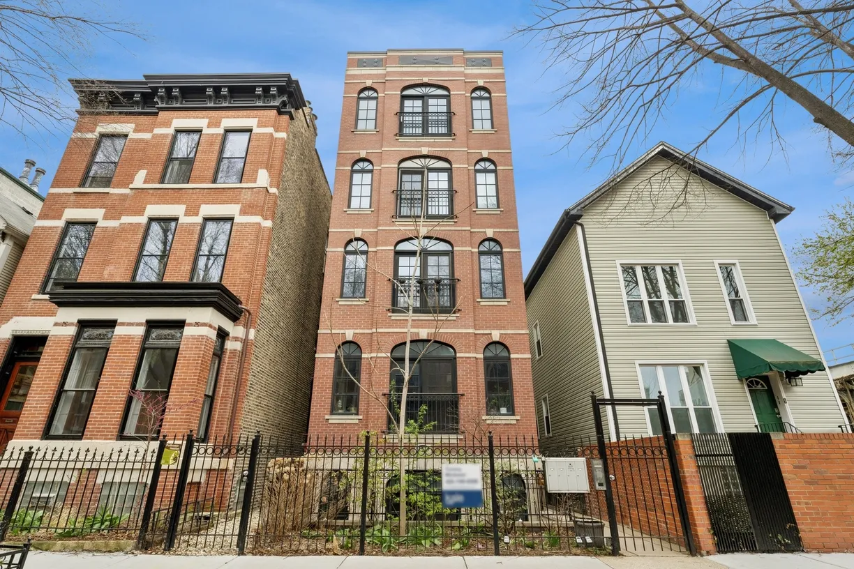 Chicago Real Estate | View 1530 N CLEVELAND Avenue, 3 | 2 Beds, 2 Baths