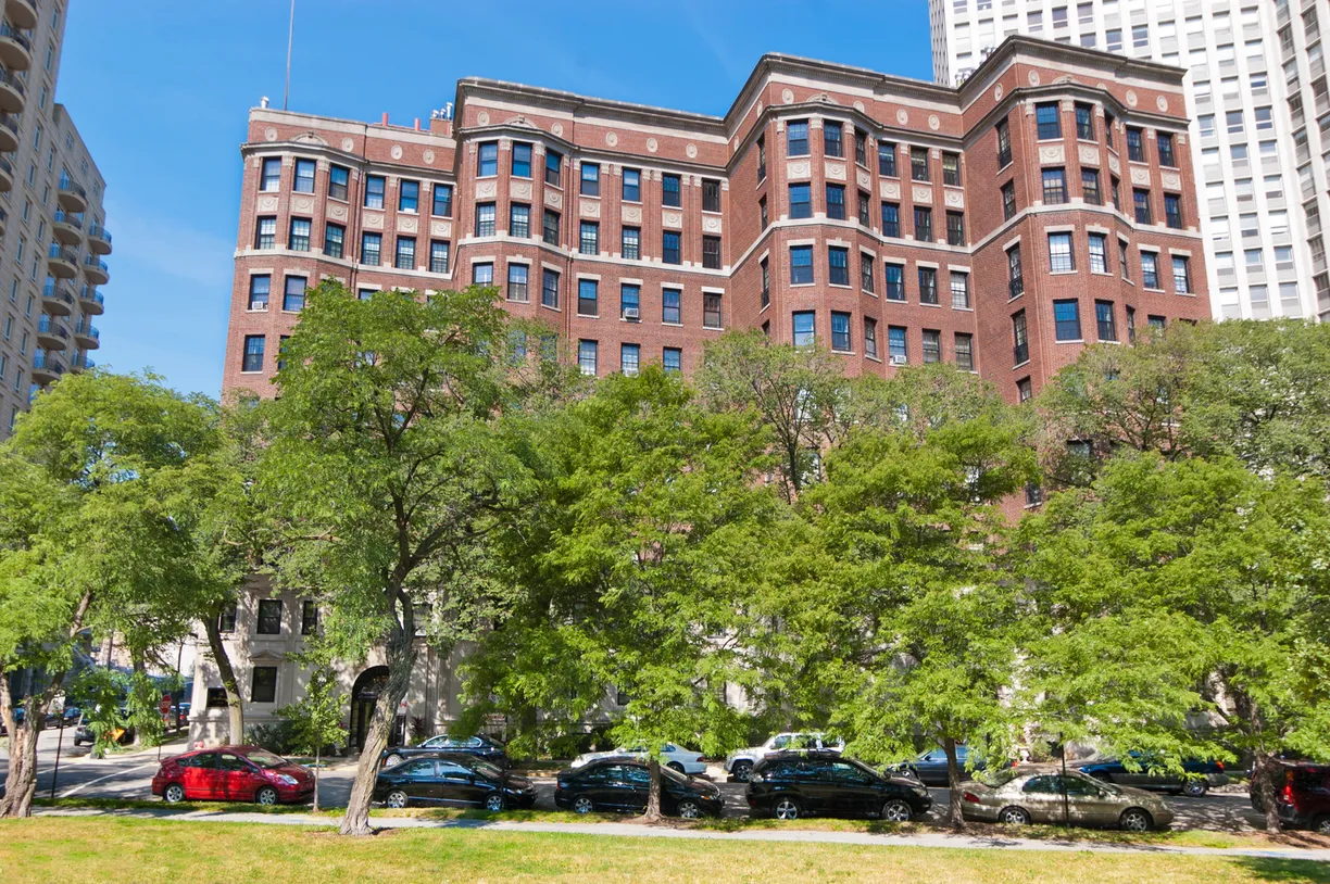Chicago Real Estate | View 2600 N Lakeview Avenue, 7E | 2 Beds, 2 Baths