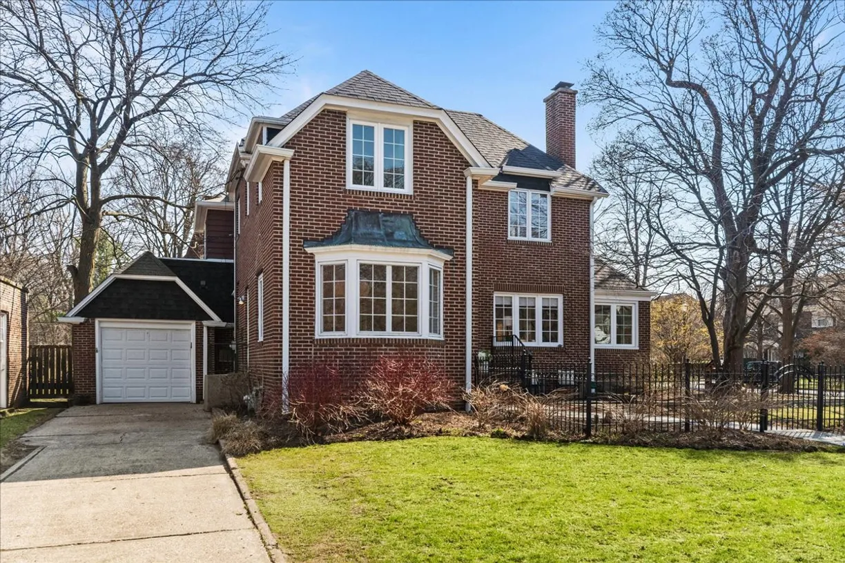 Chicago Real Estate | View 2341 Lincolnwood Drive | Listing