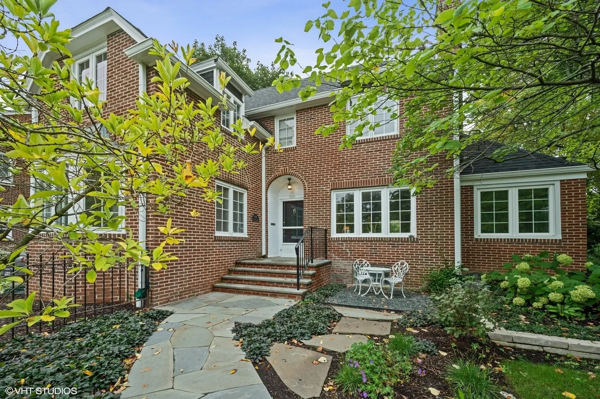Chicago Real Estate | View 2341 Lincolnwood Drive | Listing