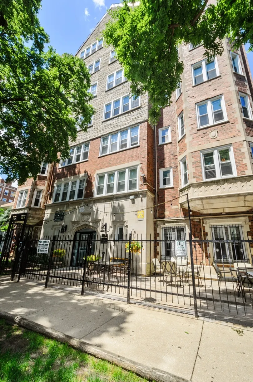 Chicago Real Estate | View 1608 W Sherwin Avenue, 207 | 1 Bath