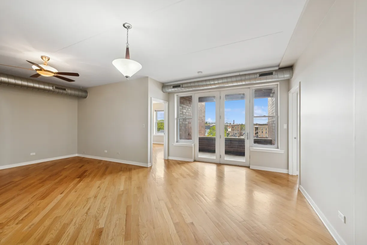 Chicago Real Estate | View 3611 W Montrose Avenue, 406 | Listing