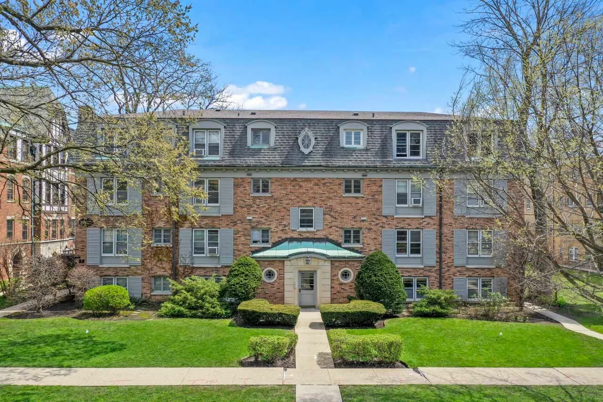 Chicago Real Estate | View 1923 SHERMAN Avenue, 1N | 2 Beds, 1 Bath