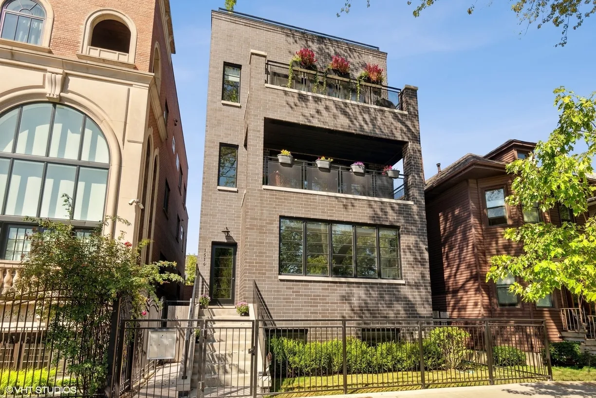Chicago Real Estate | View 1516 W Wrightwood Avenue, 3 | 3 Beds, 2 Baths