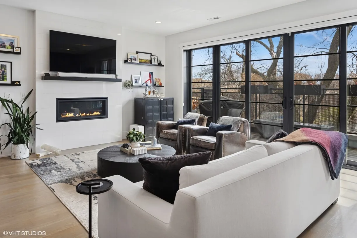 Chicago Real Estate | View 1516 W Wrightwood Avenue, 3 | Listing