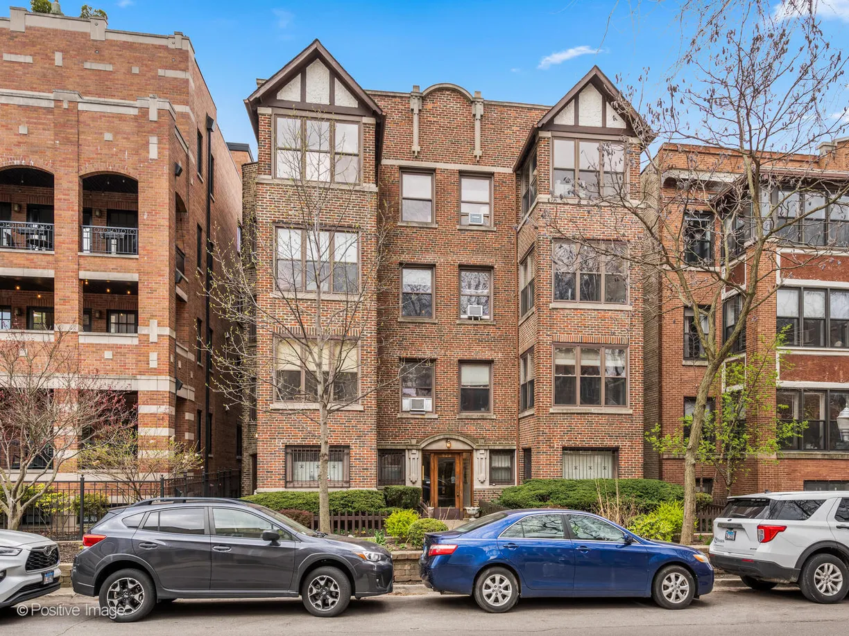 Chicago Real Estate | View 629 W Buckingham Place, 1 | 2 Beds, 1 Bath