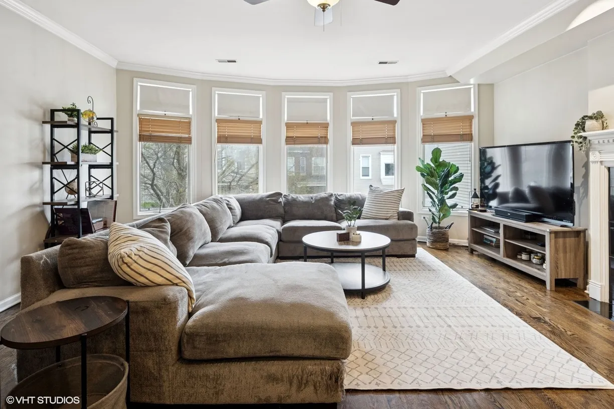 Chicago Real Estate | View 1954 W HENDERSON Street, 2 | Listing