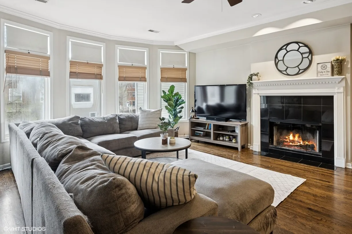 Chicago Real Estate | View 1954 W HENDERSON Street, 2 | Listing