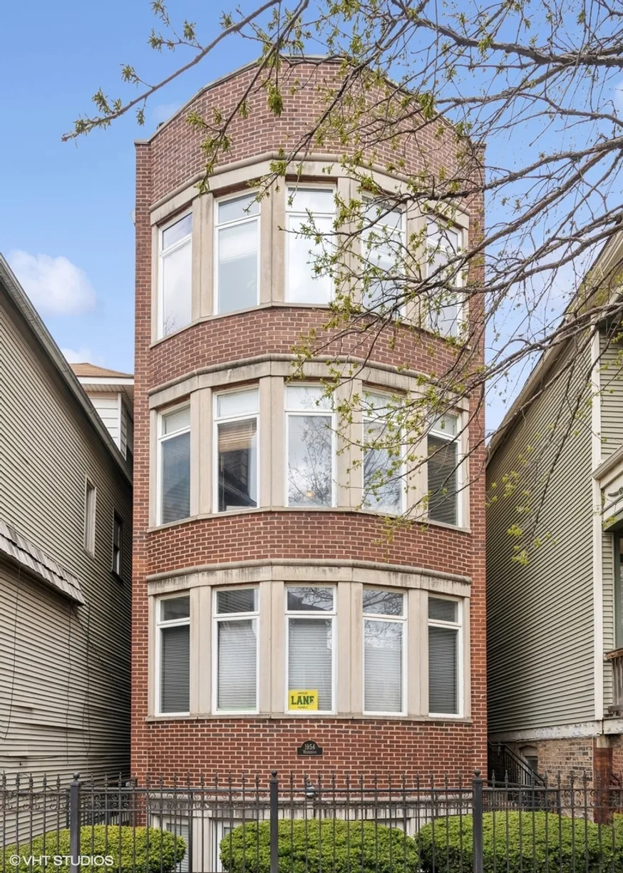 Chicago Real Estate | View 1954 W HENDERSON Street, 2 | 2 Beds, 2 Baths
