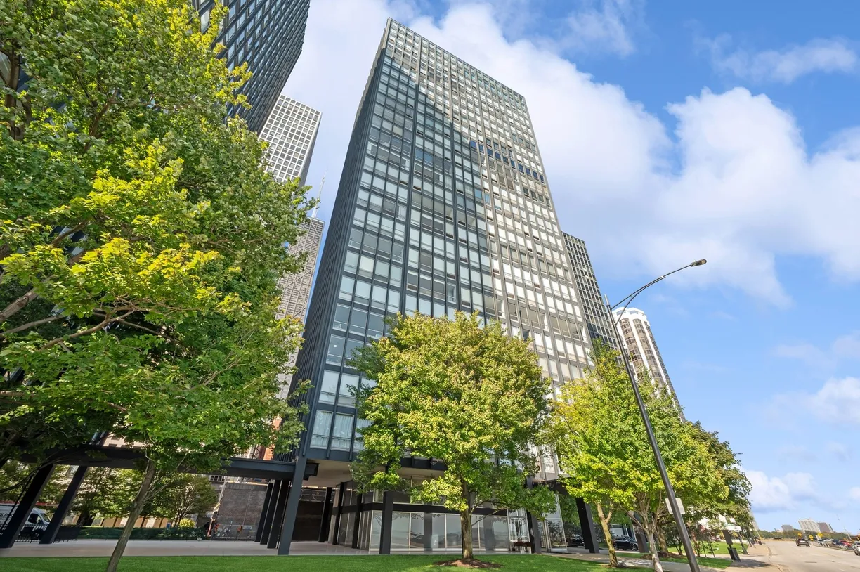 Chicago Real Estate | View 880 N LAKE SHORE Drive, 8G | 1 Bed, 1 Bath