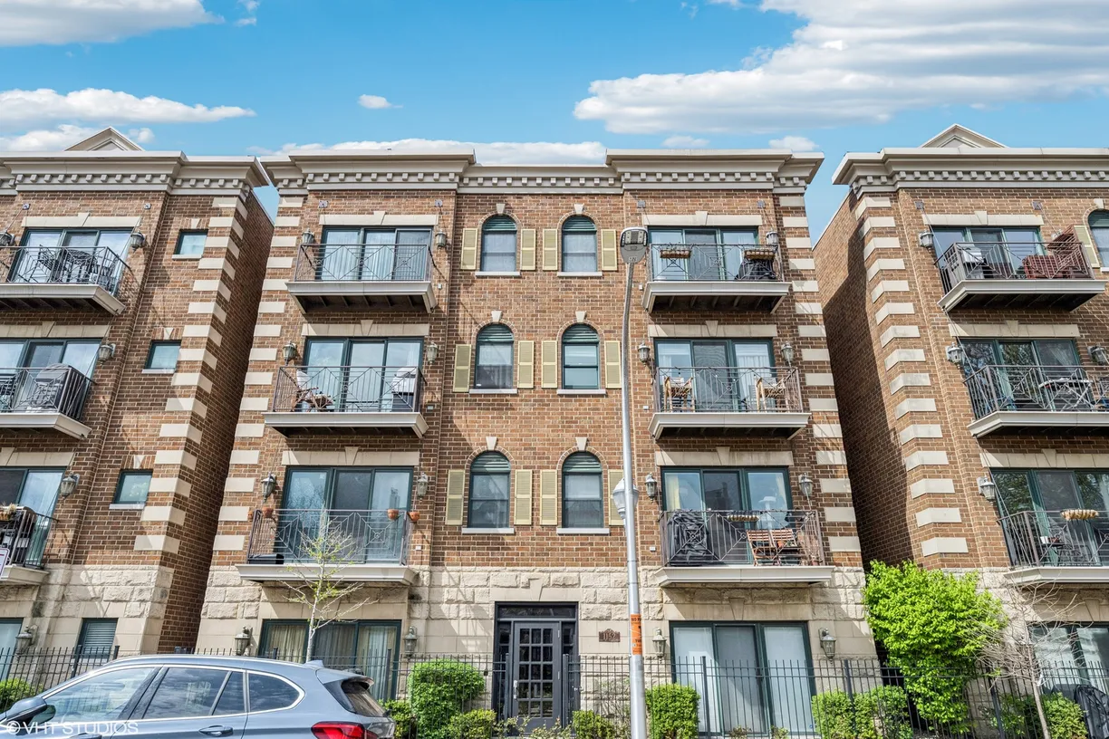 Chicago Real Estate | View 1152 W Roscoe Street, 4W | 2 Beds, 2 Baths