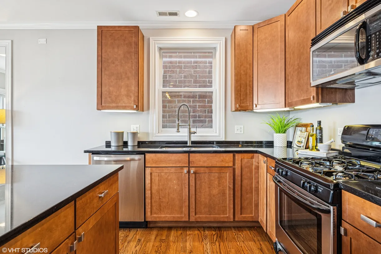 Chicago Real Estate | View 1152 W Roscoe Street, 4W | Listing