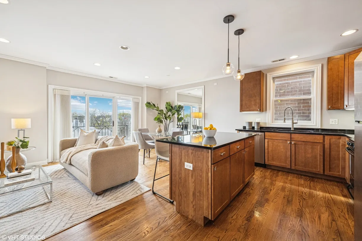 Chicago Real Estate | View 1152 W Roscoe Street, 4W | Listing