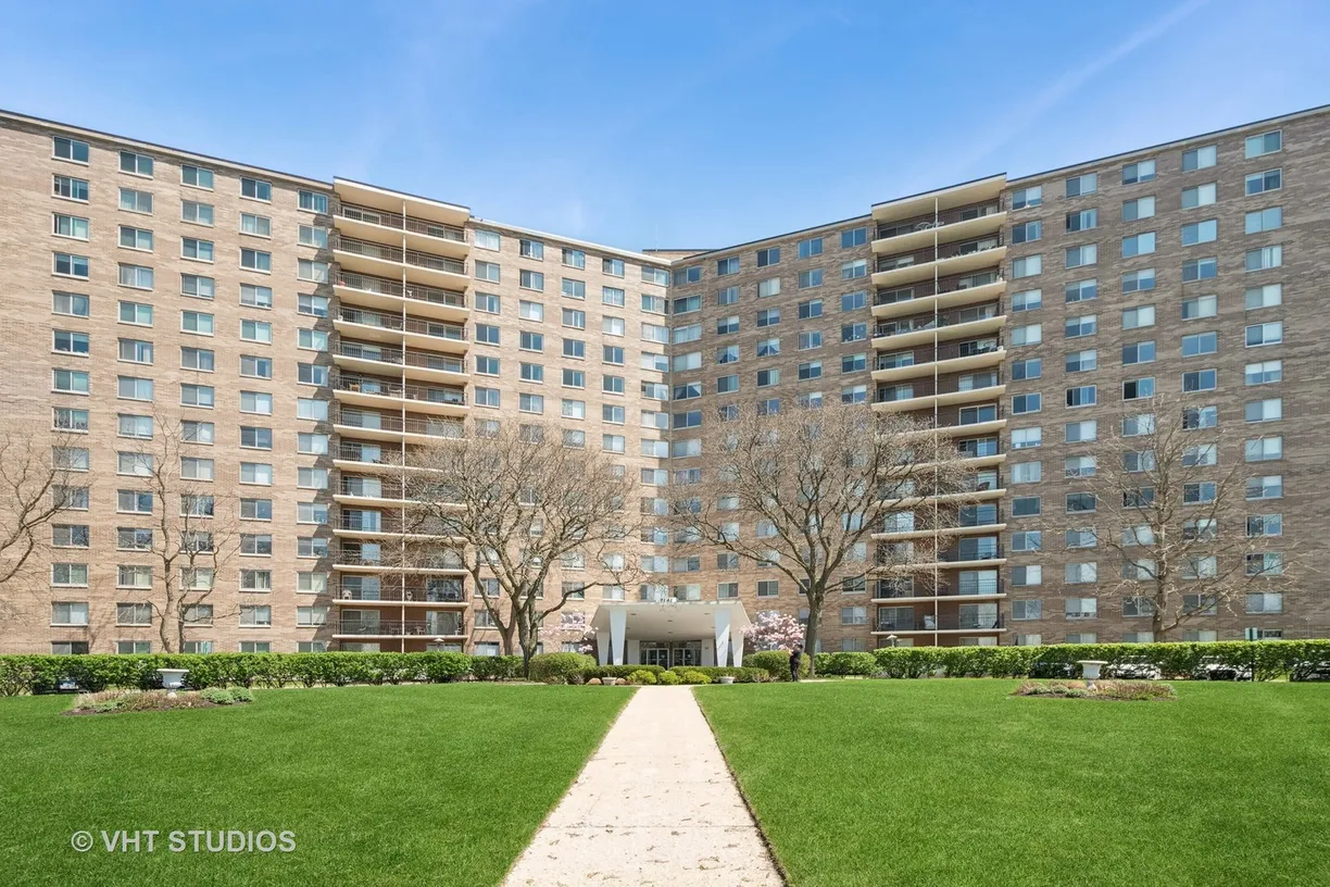 Chicago Real Estate | View 7141 N kedzie Avenue, 1515 | 3 Beds, 2 Baths