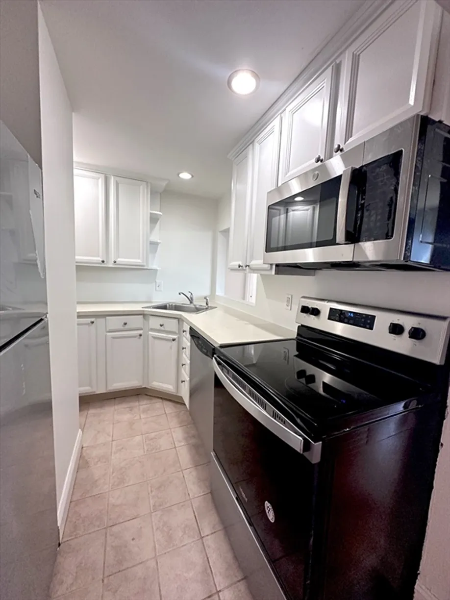 Boston, MA Real Estate | View 382-384 Watertown St, 2R | 2 Beds, 1 Bath