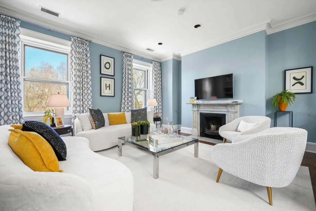 Boston, MA Real Estate | View 118 Commonwealth Ave, 5 | 2 Beds, 2 Baths