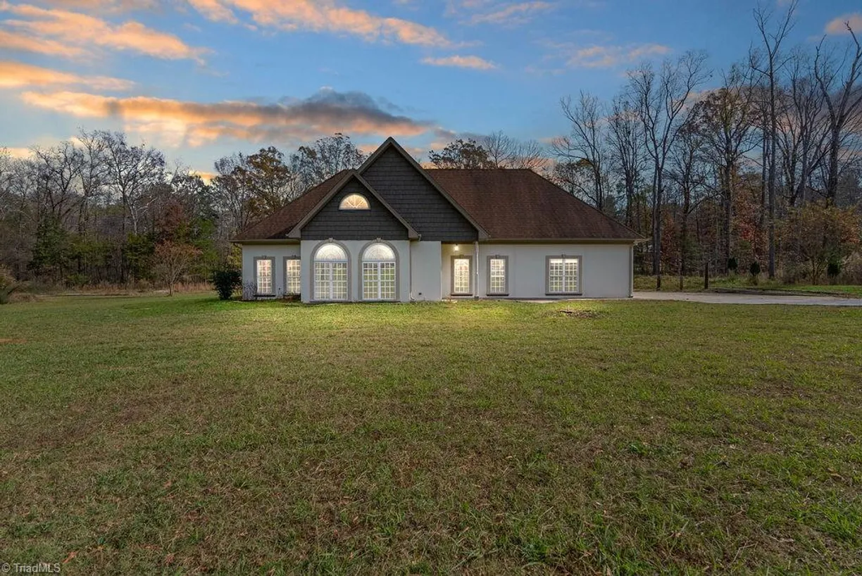 Charlotte Real Estate | View 5201 Forest Oaks Drive | 4 Beds, 3 Baths