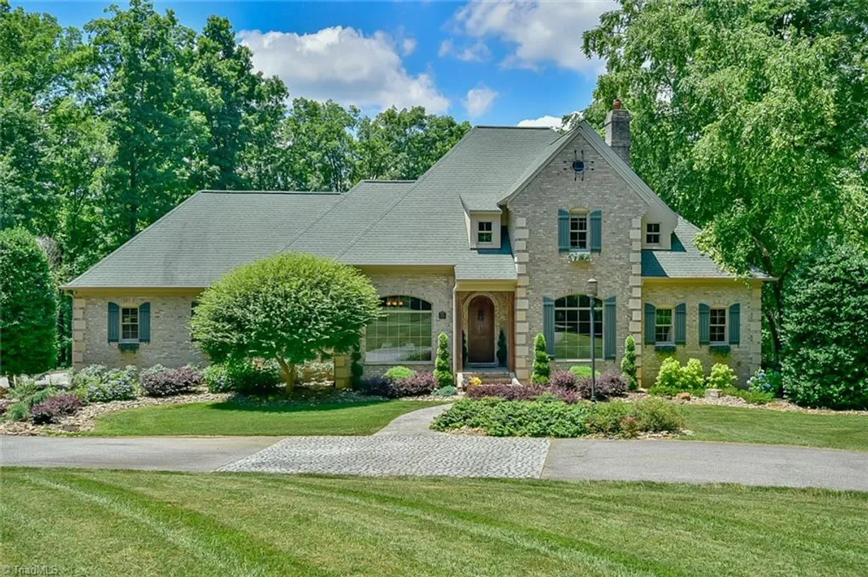 Charlotte Real Estate | View 2547 Beechwood Drive | 5 Beds, 4 Baths