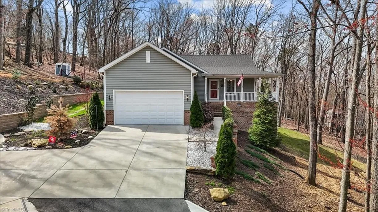 Charlotte Real Estate | View 1645 Oakmont Drive | 2 Beds, 2 Baths