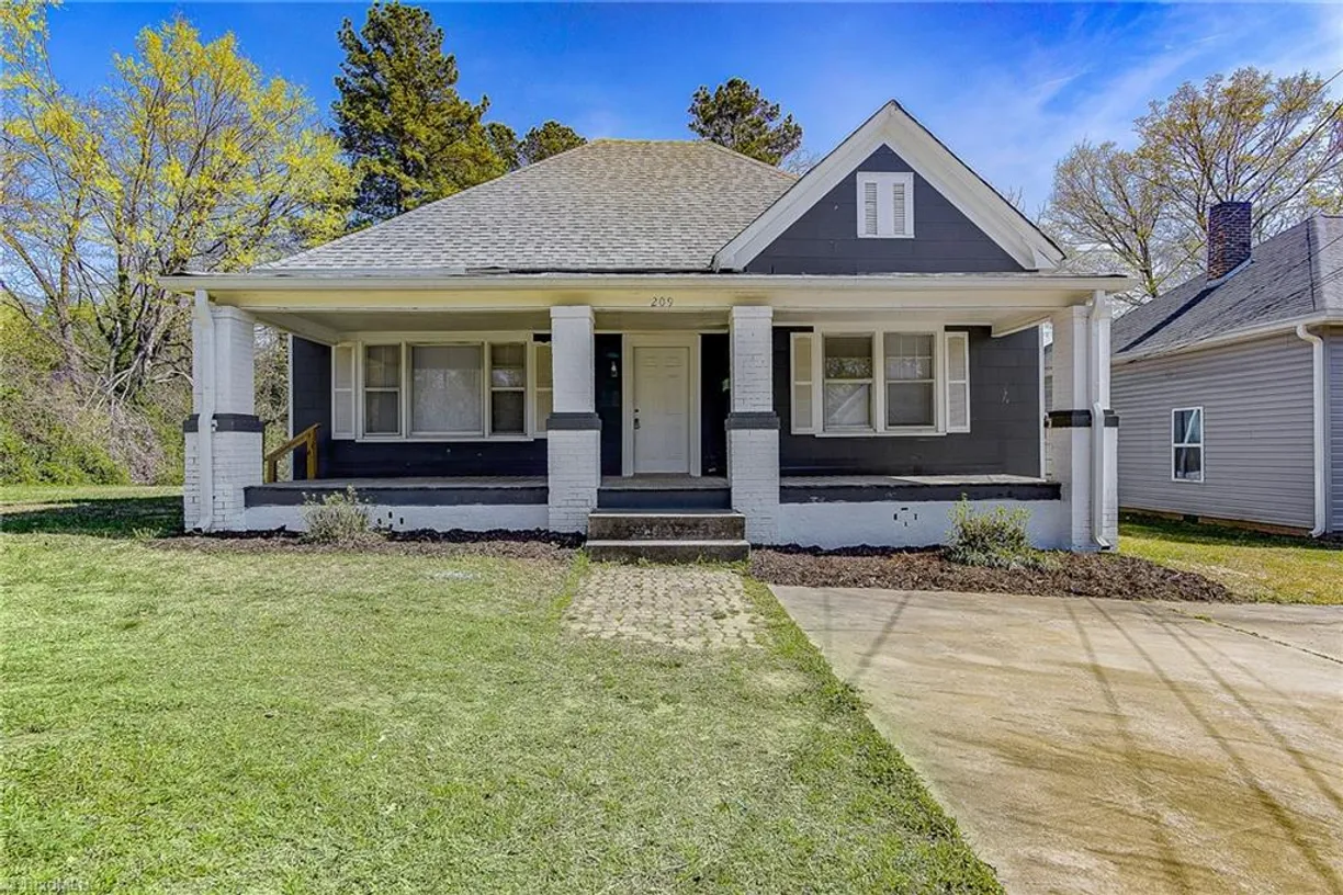 Charlotte Real Estate | View 209 N Yadkin Avenue | 2 Beds, 1 Bath