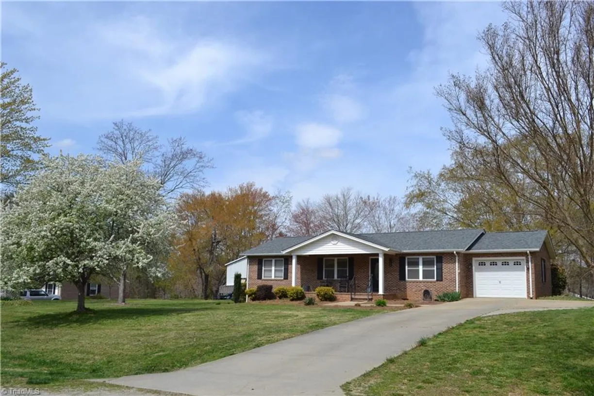 Charlotte Real Estate | View 186 Victoria Circle | 3 Beds, 2 Baths