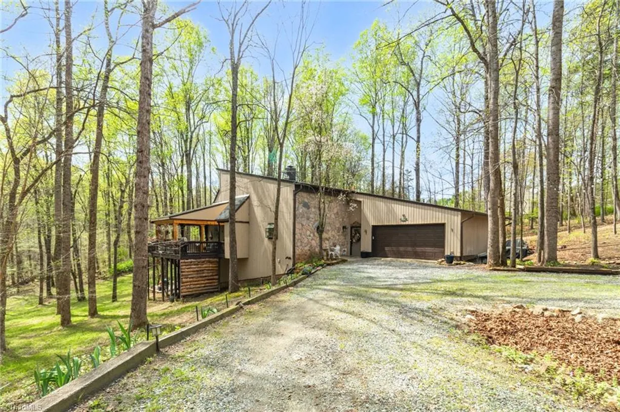 Charlotte Real Estate | View 3742 Fieldview Road | 4 Beds, 3 Baths