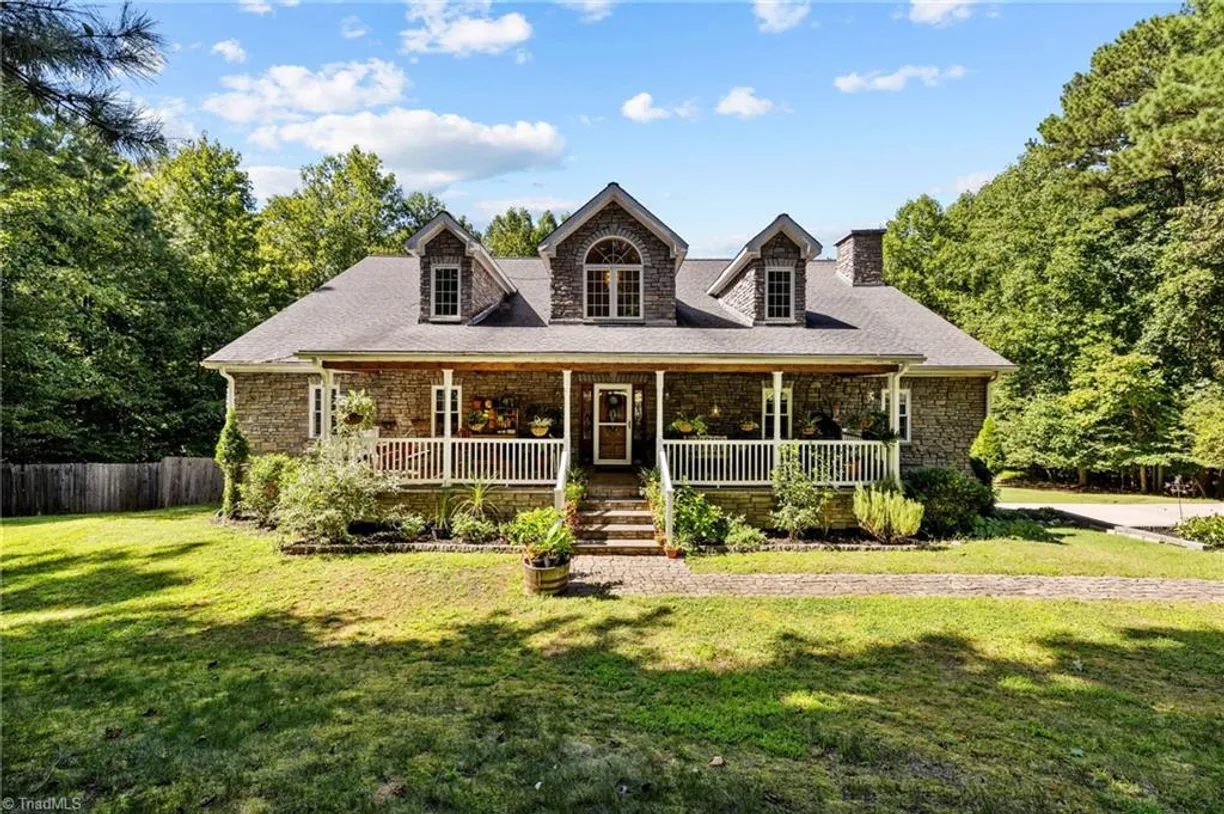 Charlotte Real Estate | View 1402 Viewmont Drive | Listing