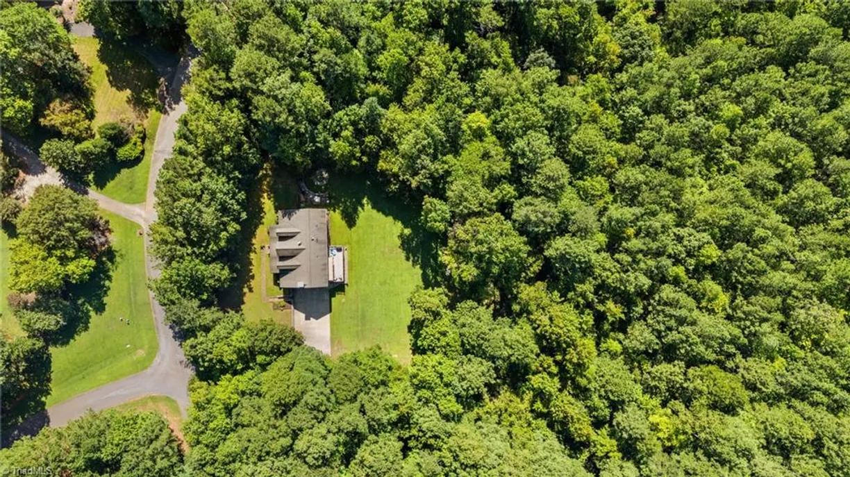 Charlotte Real Estate | View 1402 Viewmont Drive | 4 Beds, 3 Baths