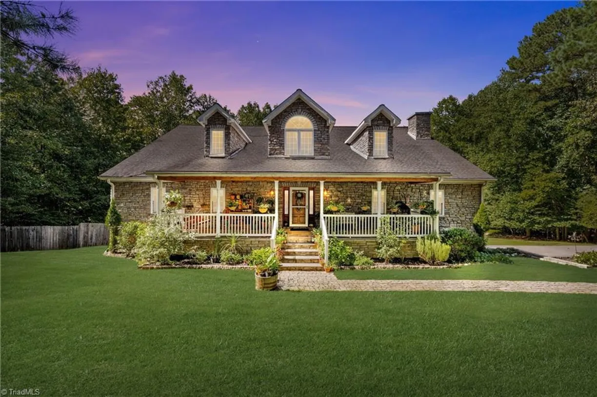 Charlotte Real Estate | View 1402 Viewmont Drive | Listing
