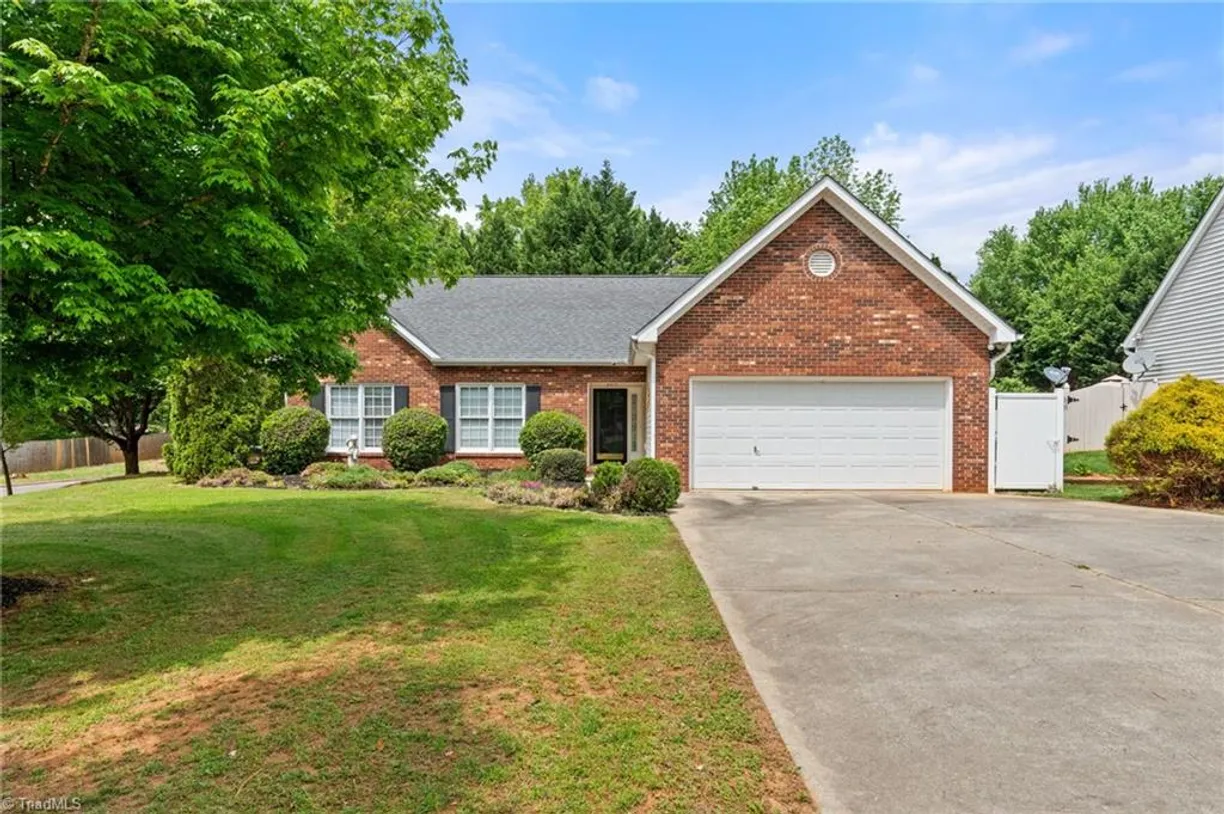 Charlotte Real Estate | View 2635 Bridgeport Drive | 3 Beds, 2 Baths