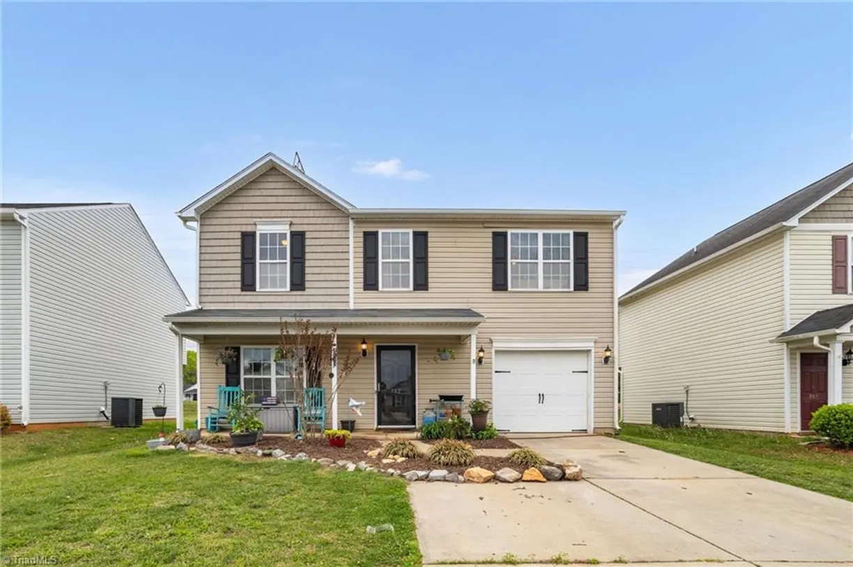 Charlotte Real Estate | View 747 Bitting Hall Circle | 3 Beds, 2 Baths