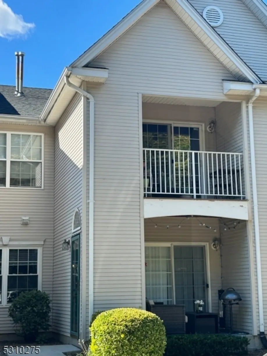 Jersey City/Hoboken Real Estate | View 140 Cambridge Ct | 2 Beds, 2 Baths