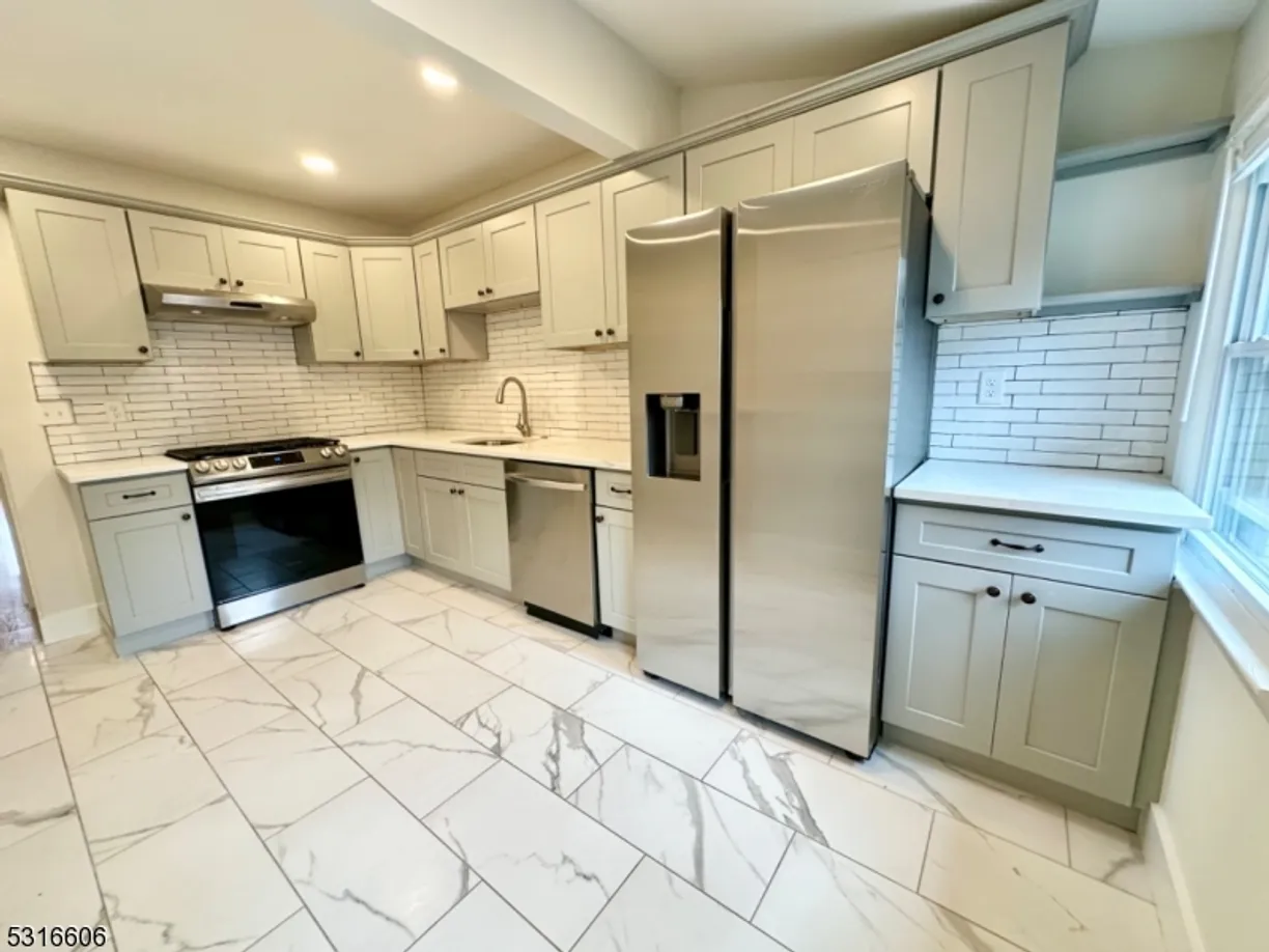 Jersey City/Hoboken Real Estate | View 46 Brookfield Rd, 2 | 3 Beds, 1 Bath