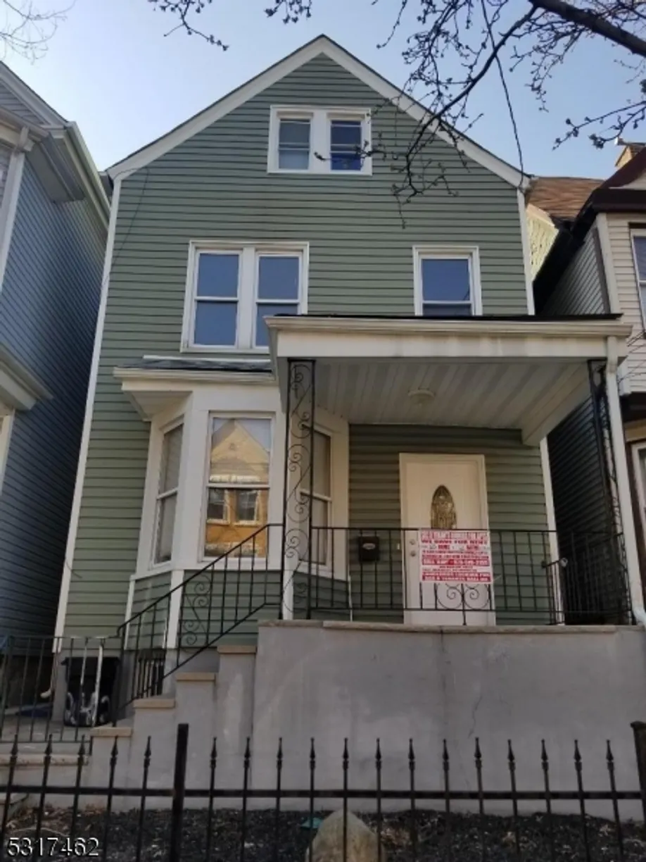 Rockland/Orange/NJ Real Estate | View 242 N 6th St | 8 Beds