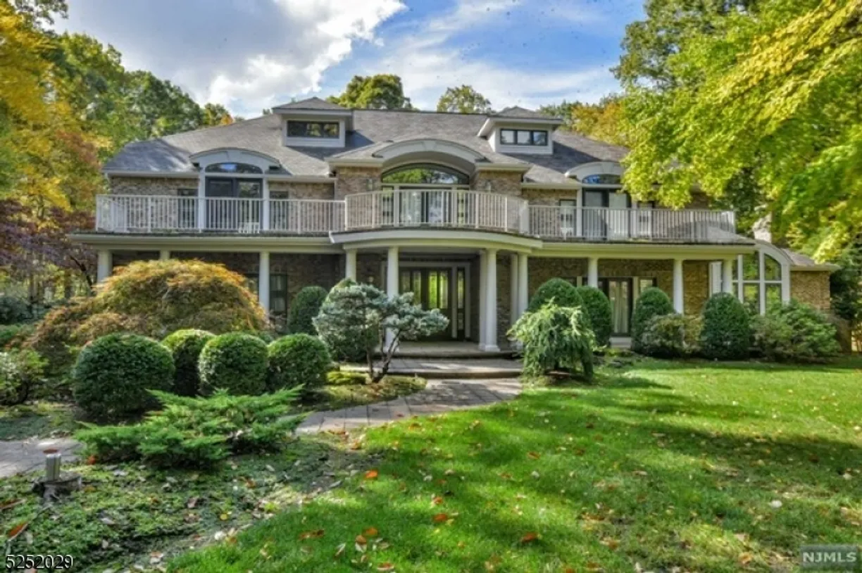Bergen County Real Estate | View 830 W Shore Dr | 5 Beds, 3 Baths