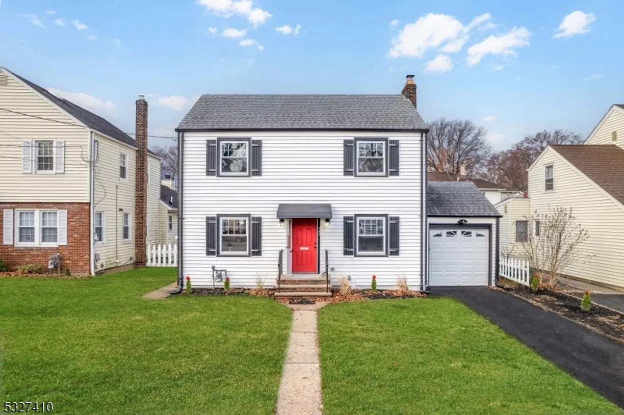 Jersey City/Hoboken Real Estate | View 462 Whitewood Rd | 4 Beds, 3 Baths