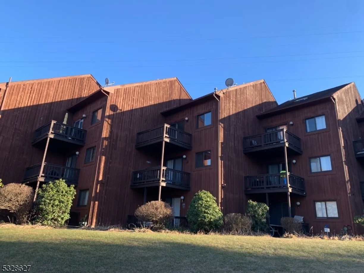 Jersey City/Hoboken Real Estate | View 2 Stowe Ct, 6 | 2 Beds, 2 Baths