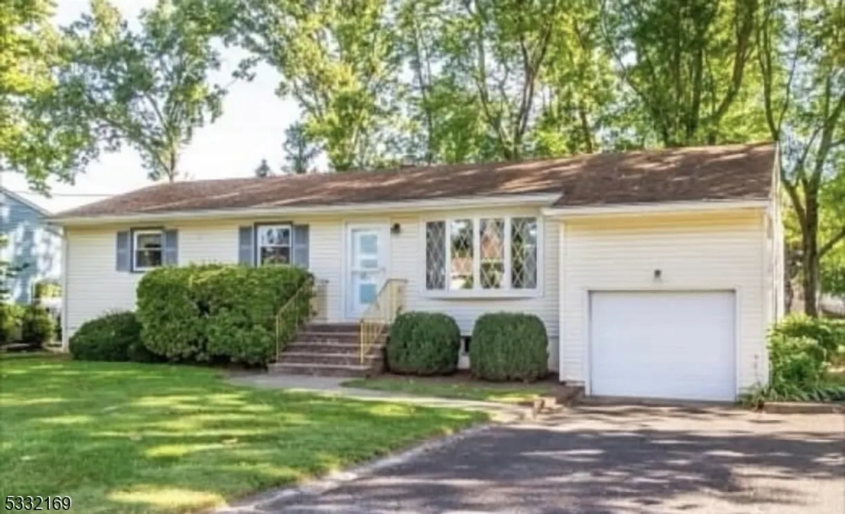 Jersey City/Hoboken Real Estate | View 6 Bates Dr | 4 Beds, 1 Bath