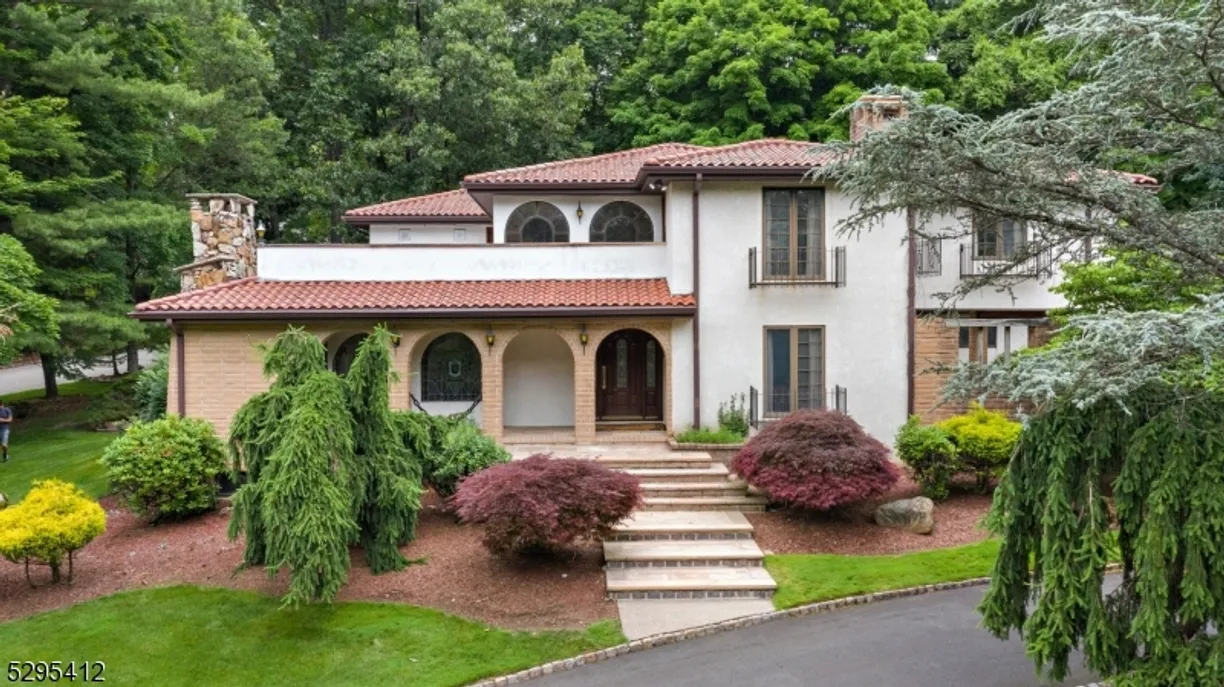 Jersey City/Hoboken Real Estate | View 32 Apache Rd | 5 Beds