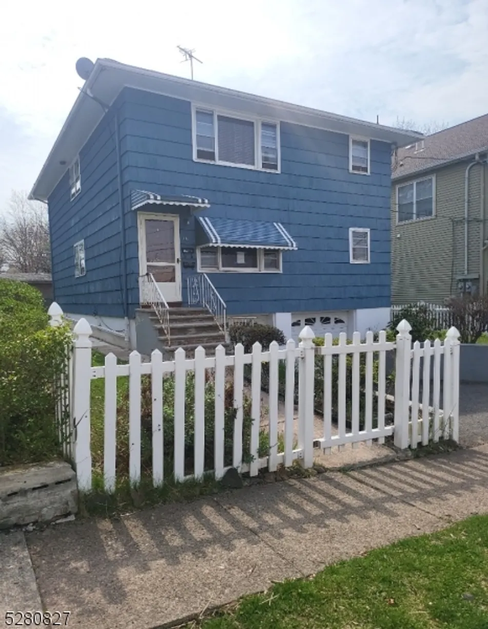 Jersey City/Hoboken Real Estate | View 16 Willard Pl, 1 | 3 Beds, 1 Bath