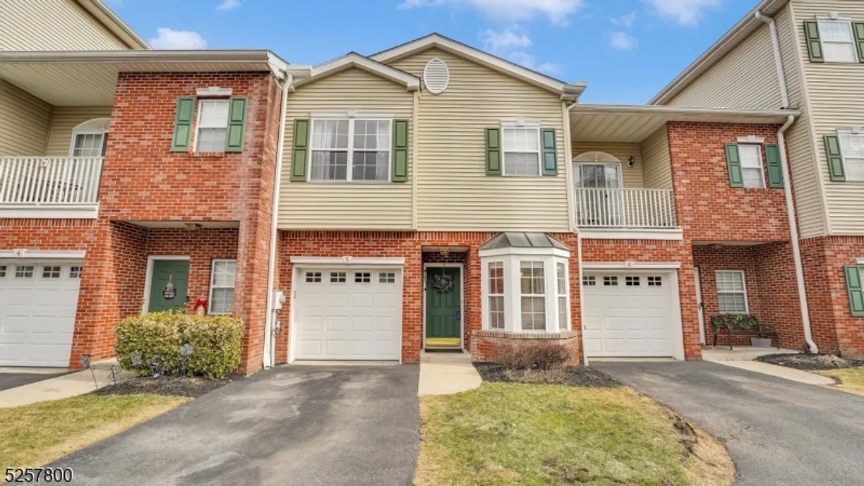 Jersey City/Hoboken Real Estate | View 5 Windsor Dr | 3 Beds